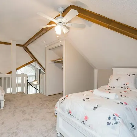 Modern Loft/ Minutes From The Airport *