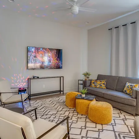East Nash Oasis - 13 Beds - Going Fast *