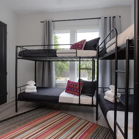 East Nash Oasis - 13 Beds - Going Fast Holiday home *