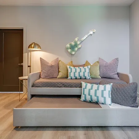 East Nash Oasis - 13 Beds - Going Fast *
