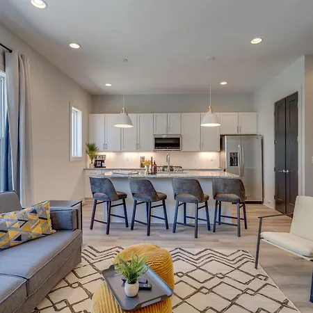 East Nash Oasis - 13 Beds - Going Fast Holiday home *