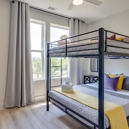East Nash Oasis - 13 Beds - Going Fast Holiday home *