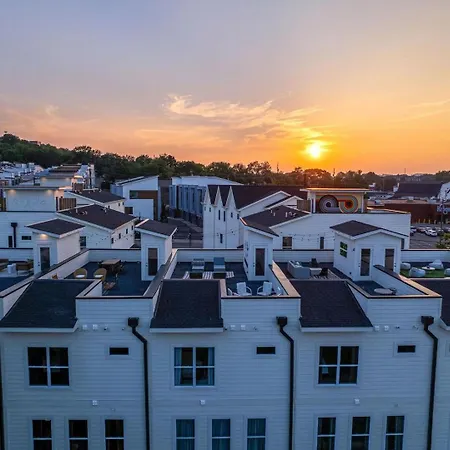Southern & Style-2 Townhomes-7 Mins To Broadway Holiday home *