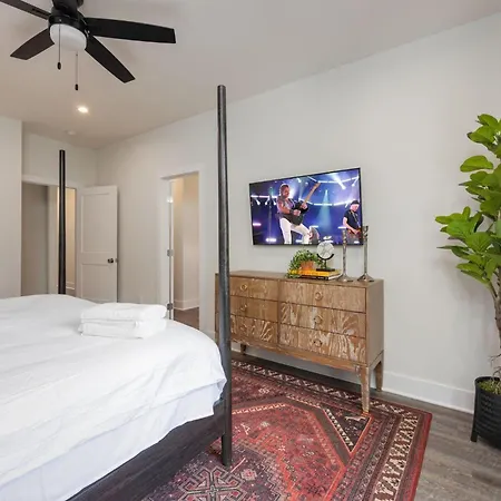 Southern & Style-2 Townhomes-7 Mins To Broadway Holiday home *