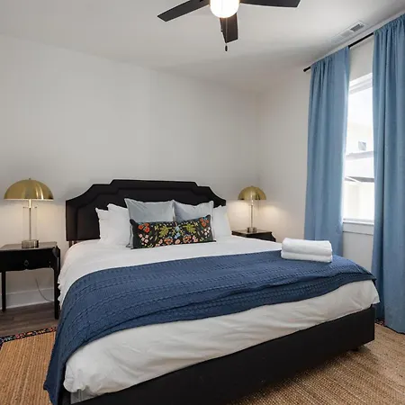 Holiday home Southern & Style-2 Townhomes-7 Mins To Broadway *
