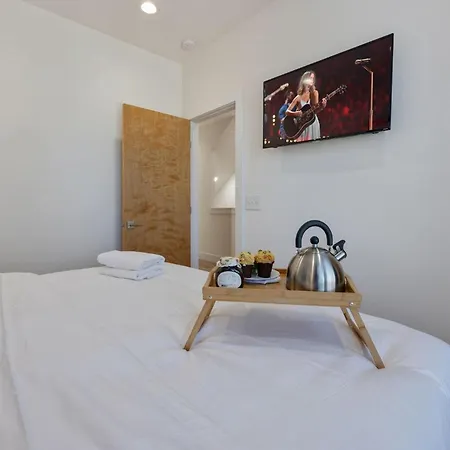 Holiday home Modern Monroe - Private Rooftop - Minutes To Broadway