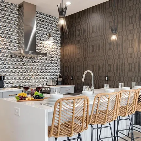 Holiday home Modern Monroe - Private Rooftop - Minutes To Broadway