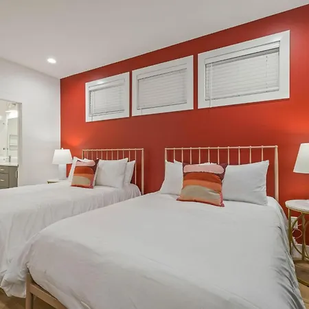 Eternal Emerald - 2 Homes - Minutes To Broadway Holiday home