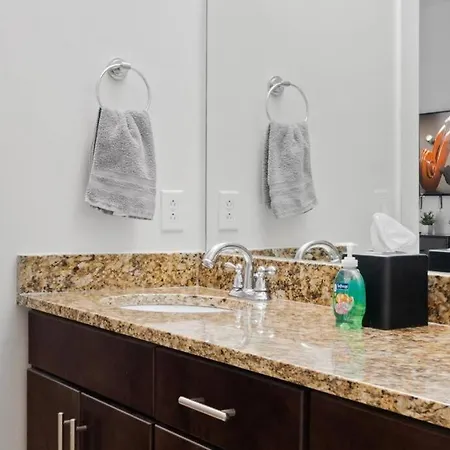 Music Town - Gorgeous Germantown Apartment *