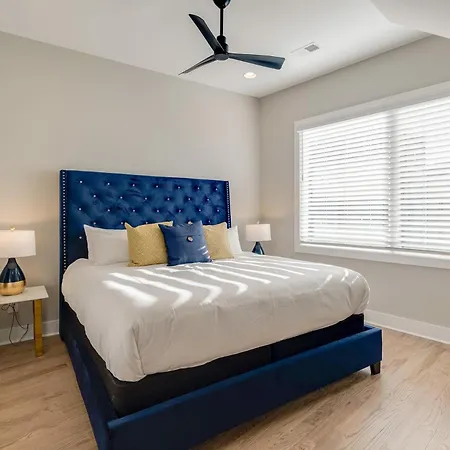 Holiday home Midtown Luxe - 2 Premium Town Homes - Rooftop Hot Tub *