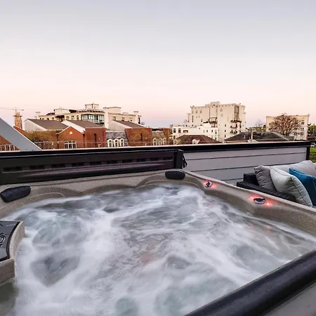 Midtown Luxe - 2 Premium Town Homes - Rooftop Hot Tub Holiday home *