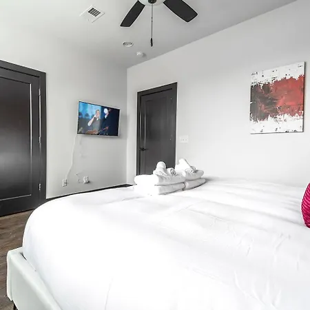Holiday home 2 Stylish Gulch Town Homes - Rooftop Hot Tub - Sleeps 24 Nashville