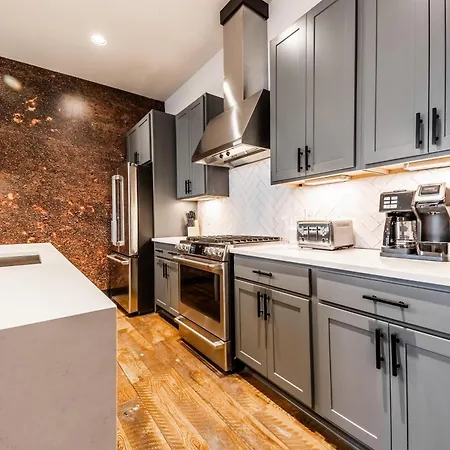 2 Stylish Gulch Town Homes - Rooftop Hot Tub - Sleeps 24 Holiday home *