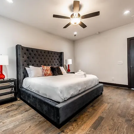 2 Stylish Gulch Town Homes - Rooftop Hot Tub - Sleeps 24 Holiday home *