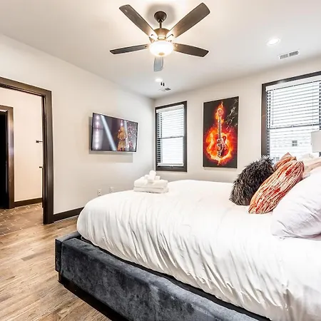 Holiday home 2 Premium Gulch Homes - Rooftop Hot Tub - Sleeps 24 Nashville