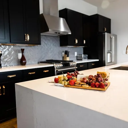 2 Premium Gulch Homes - Rooftop Hot Tub - Sleeps 24 Holiday home Nashville