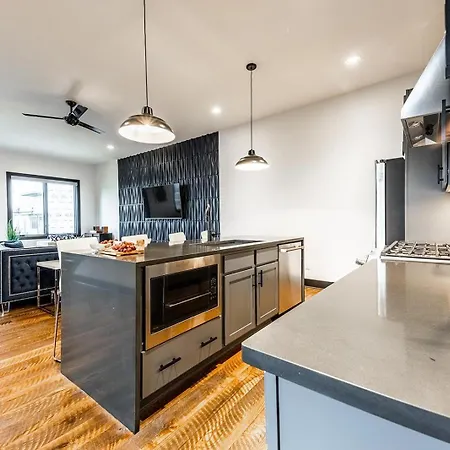 Holiday home 2 Premium Gulch Homes - Rooftop Hot Tub - Sleeps 24 *