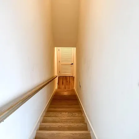 4br 4ba Gem Rooftop Sleeps 12 *