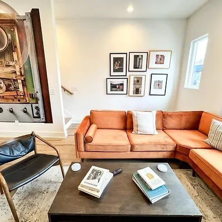 Holiday home 4br 4ba Gem Rooftop Sleeps 12 *