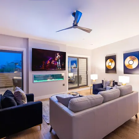 Triple Fret - 3 Townhomes - Rooftop Hot Tub Holiday home *