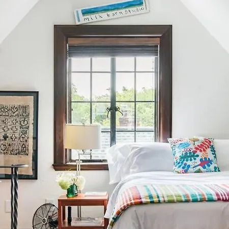 Luxe Comfort In An Artistic & Historic Holiday home