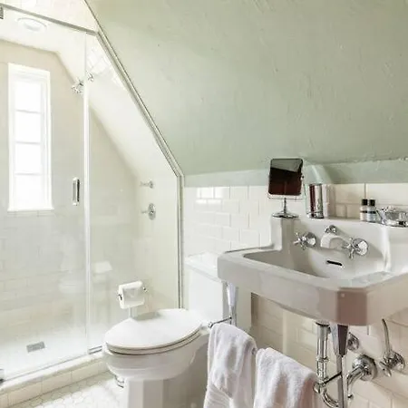 Luxe Comfort In An Artistic & Historic Holiday home Nashville