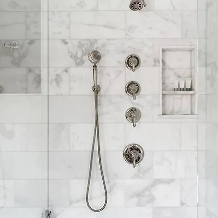 Luxe Comfort In An Artistic & Historic Holiday home