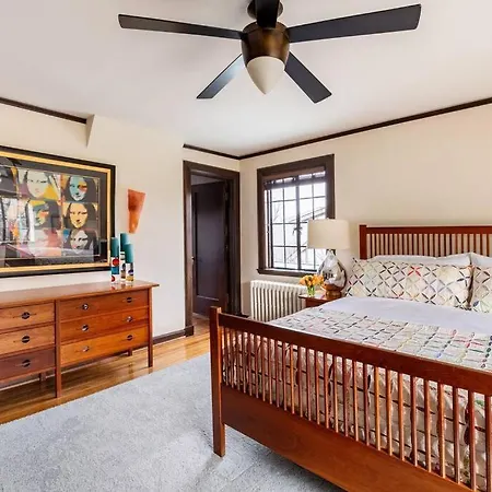 Luxe Comfort In An Artistic & Historic Nashville