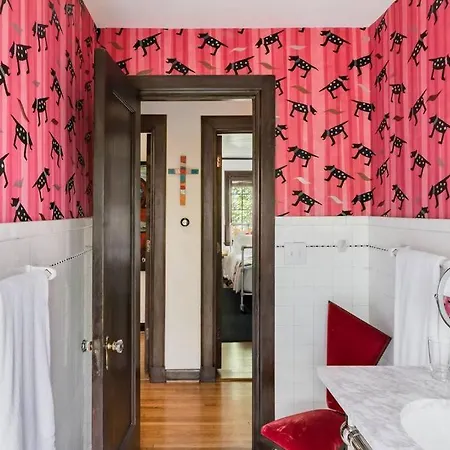 Luxe Comfort In An Artistic & Historic Holiday home *