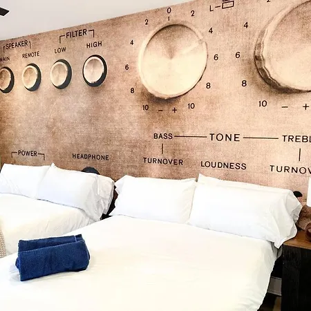 4br 4ba Gem Rooftop Sleeps 12 Holiday home *