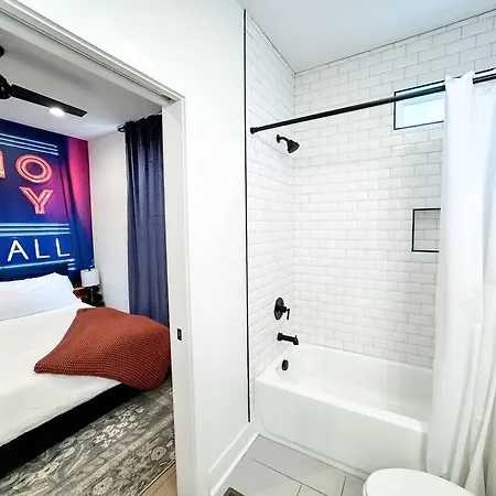 Holiday home 4br 4ba Gem Rooftop Sleeps 12