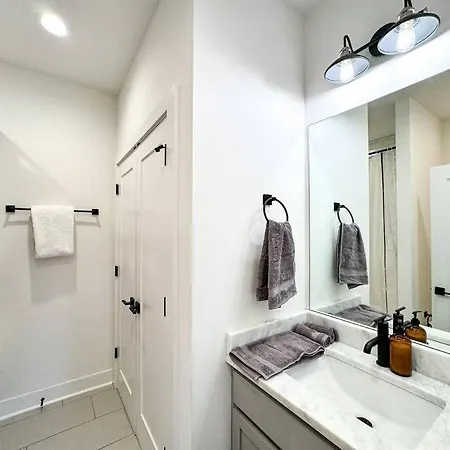 Holiday home 4br 4ba Gem Rooftop Sleeps 12 Nashville