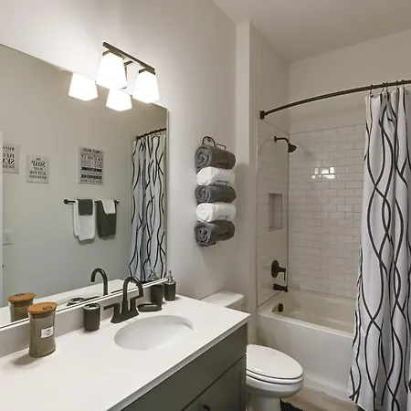 Apartment Condo, 3 Mi To Downtown Entertainment *