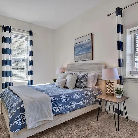 Lookout Nash - Rooftop W/ Skyline Views Holiday home