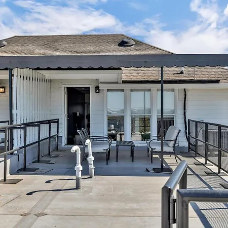 Holiday home Lookout Nash - Rooftop W/ Skyline Views *
