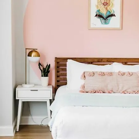 Designer~8 Mins 2 Broadway~balcony~sleeps 10~new *