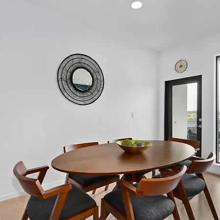 Riverfront 1 Mile To Broadway Modern Holiday home