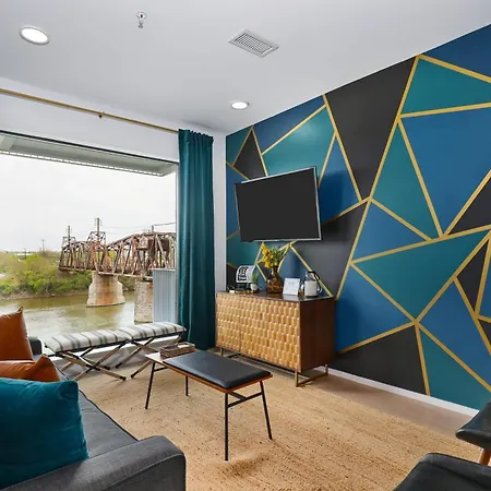 Riverfront 1 Mile To Broadway Modern *