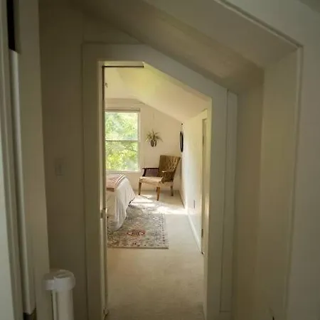 Lovely East - Cute And Cozy!