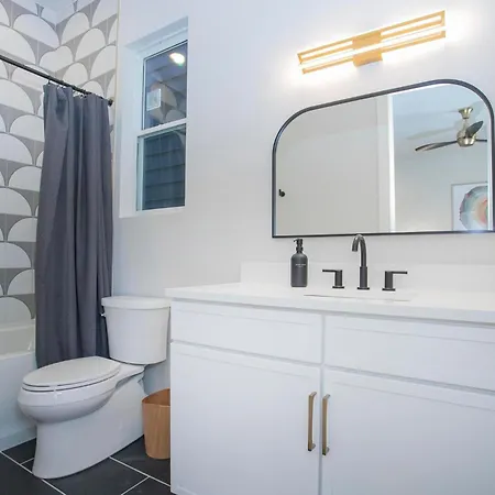 Luxury 3-story East Nash Sfh Holiday home *