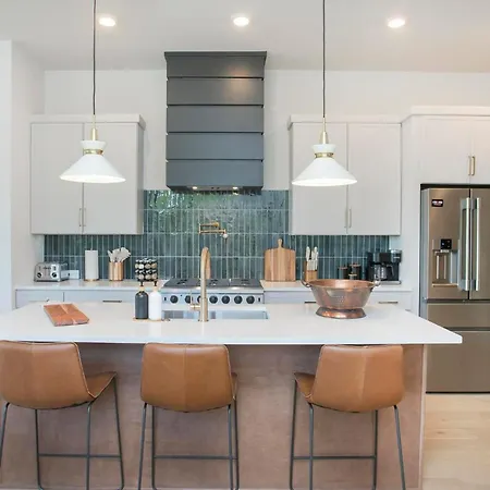 Luxury 3-story East Nash Sfh Holiday home *