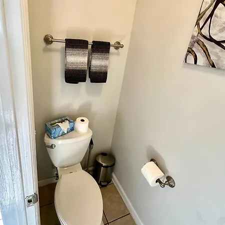 Serene 2-bedroom Unit W/ Free Parking Apartment