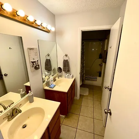 Serene 2-bedroom Unit W/ Free Parking *