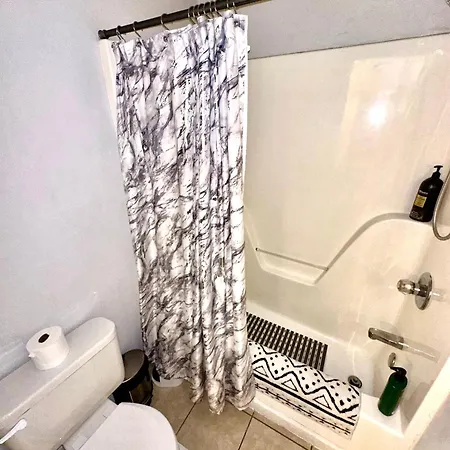 Apartment Serene 2-bedroom Unit W/ Free Parking