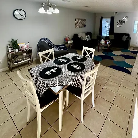 Serene 2-bedroom Unit W/ Free Parking *