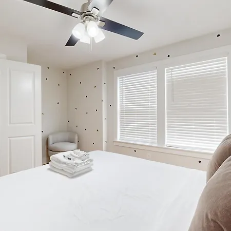 Watkins Park Getaway A & B Holiday home *