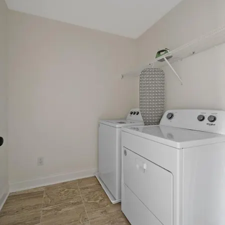 1 King 2 Queens Garage Yard Washer & Dryer
