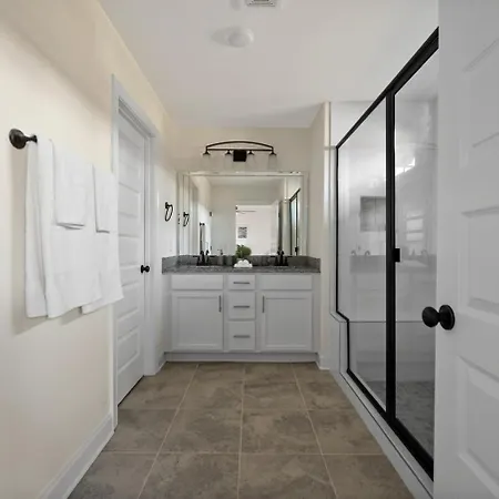 3 Kings Garage Front Yard Washer & Dryer Holiday home *