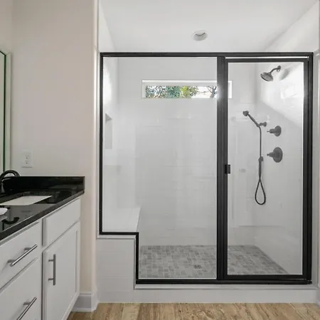 1 King 1 Queen 2 Double Garage Washer & Dryer Nashville