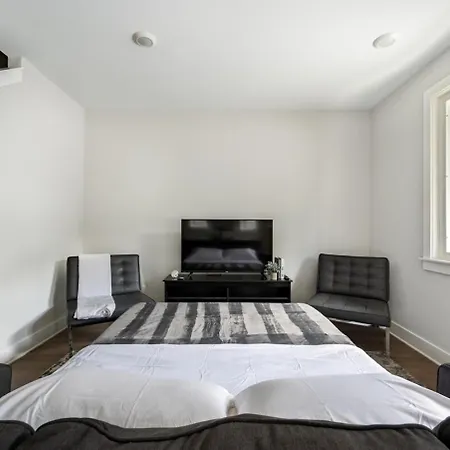 Gated W Balcony - 10 Min To Dt - Parking Spots *